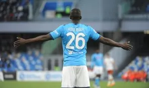 Kalidou Koulibaly trong màu áo Napoli, trung vệ có sức mạnh và kỹ năng phòng ngự được Spalletti đánh giá cao