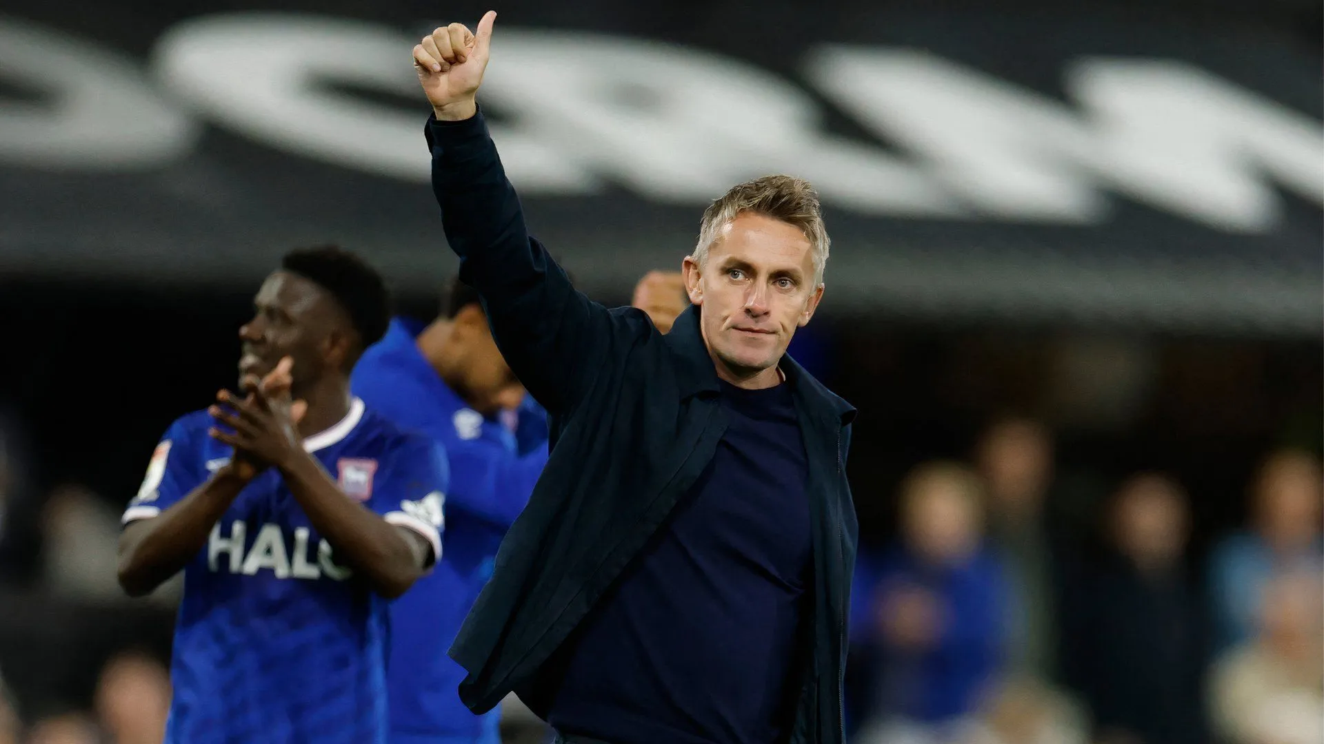 Kieran McKenna trao đổi chiến thuật với ban huấn luyện của Ipswich Town