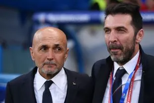 Luciano Spalletti trao đổi với Gigi Buffon tại Mapei Stadium, hình ảnh minh họa kinh nghiệm và uy tín của HLV