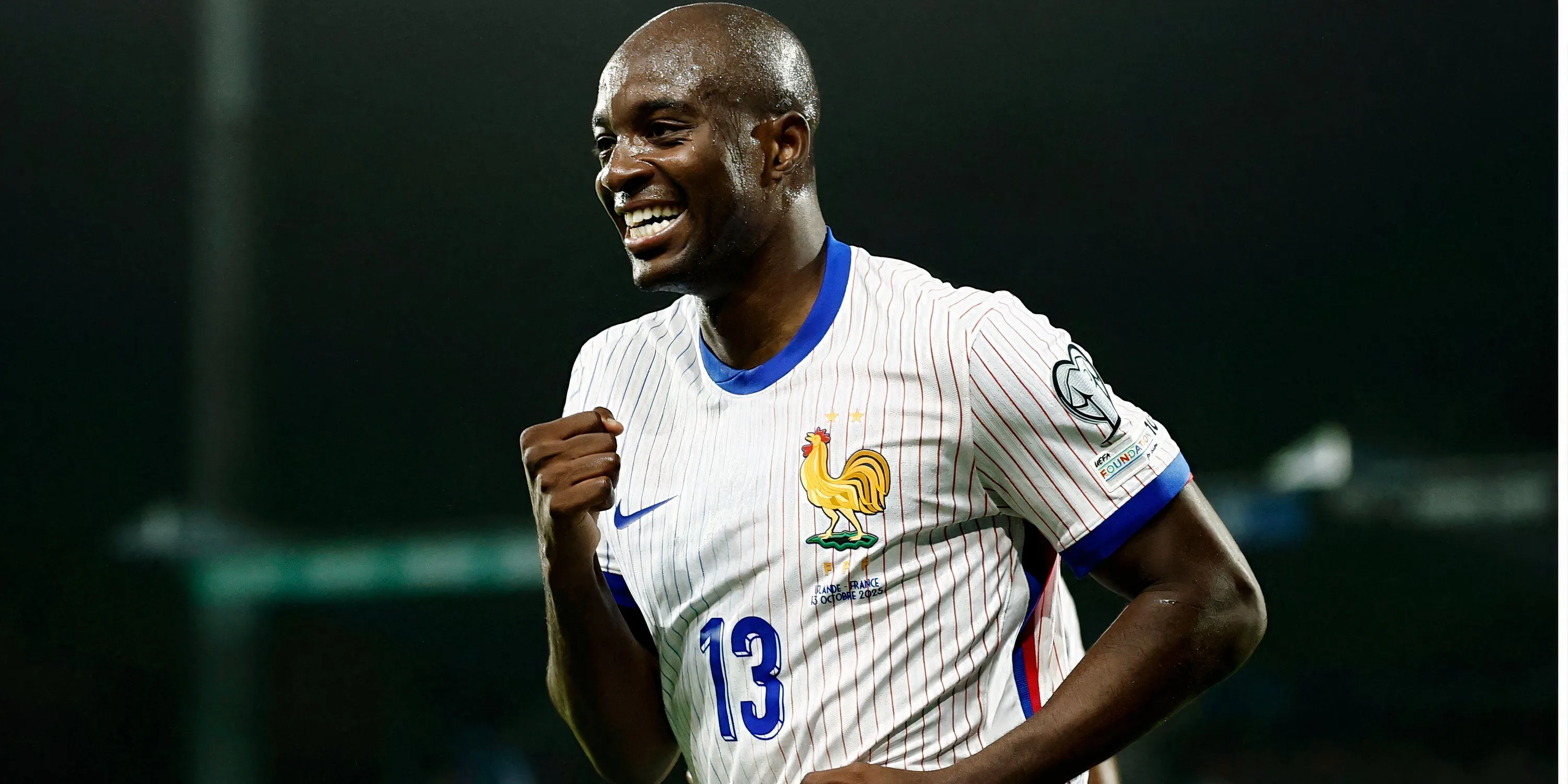 Mateta ăn mừng cùng đội tuyển Pháp sau khi ghi bàn