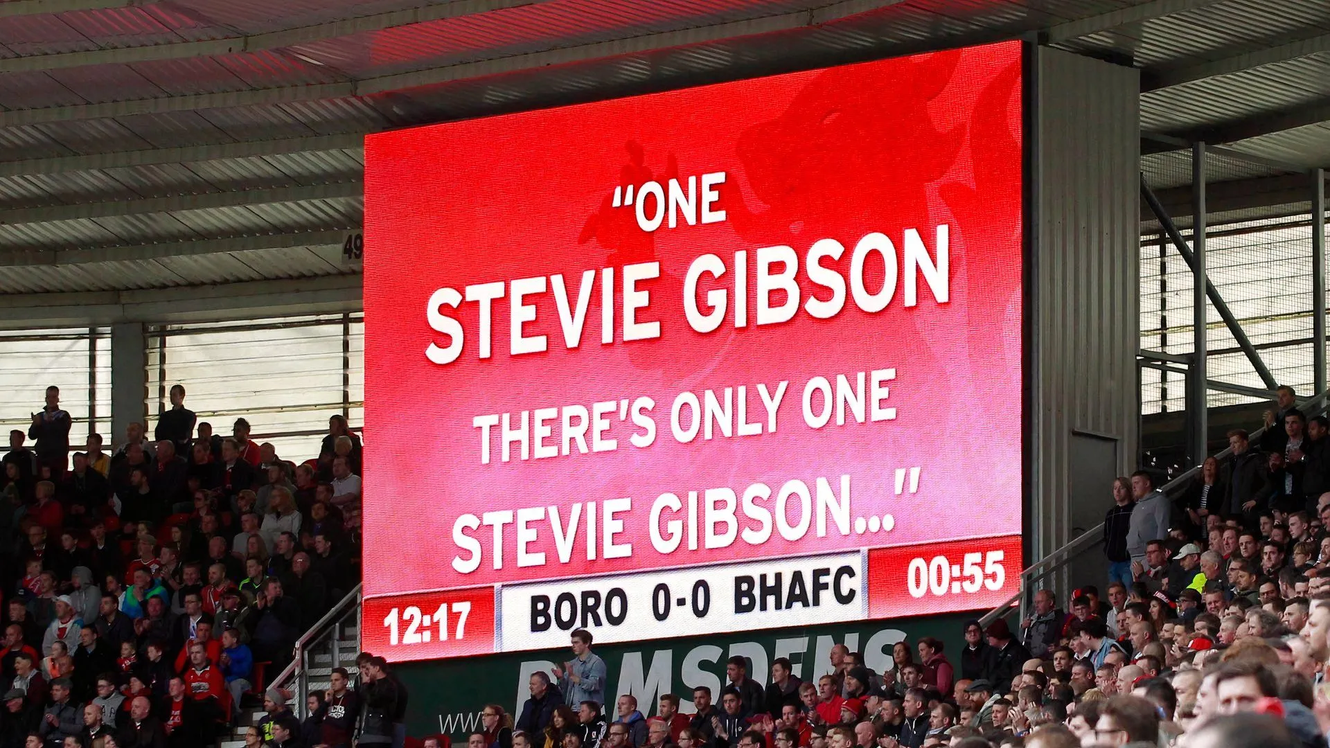 Middlesbrough tưởng niệm chủ tịch Steve Gibson, phản ánh mối liên hệ bền chặt giữa lãnh đạo và thành tích CLB