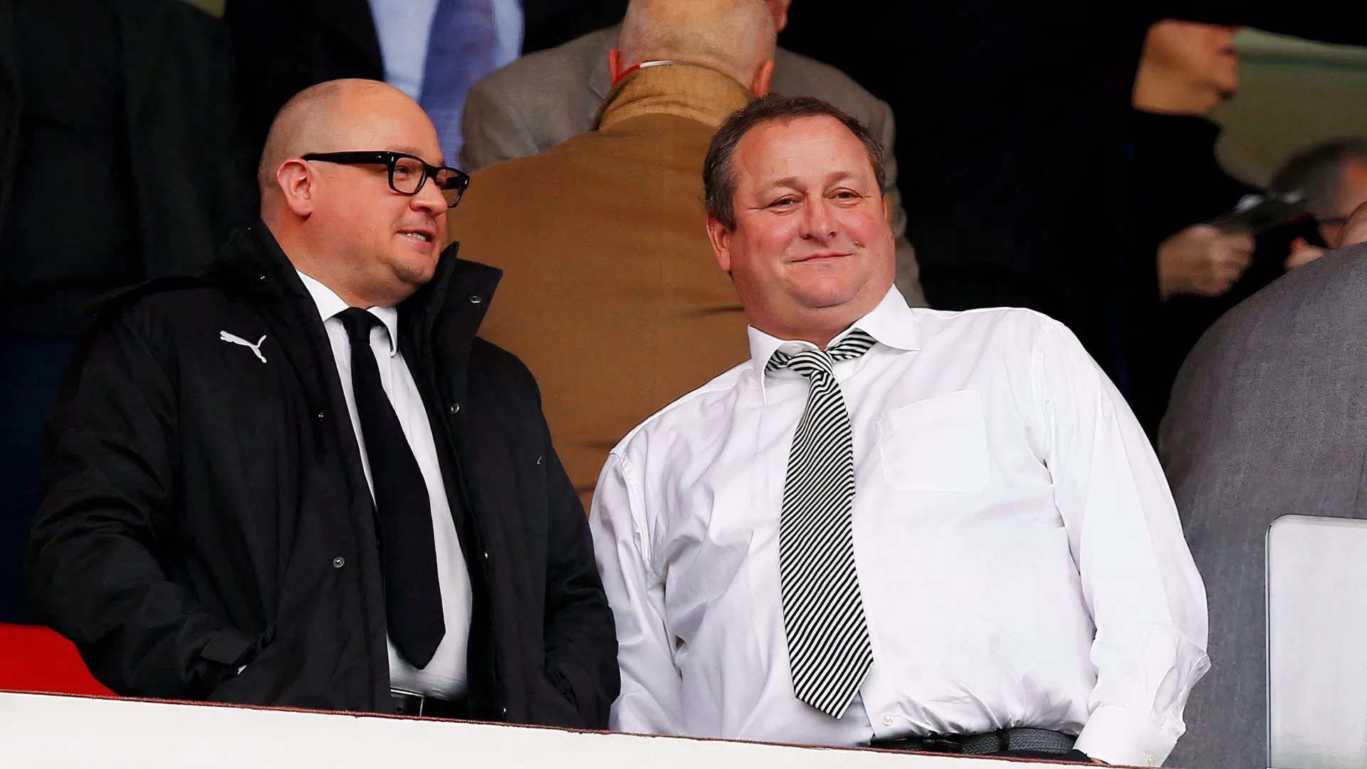 Mike Ashley khi còn là chủ Newcastle, hình ảnh minh họa vụ việc chuyển nhượng tiềm năng tại Hillsborough