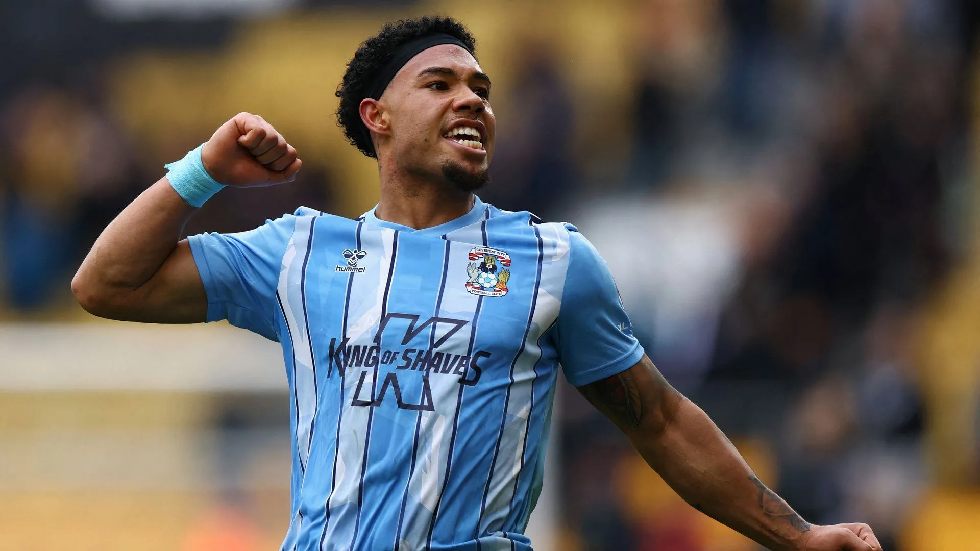 Milan van Ewijk trong màu áo Coventry — hậu vệ cánh tấn công và có nhiều pha kiến tạo