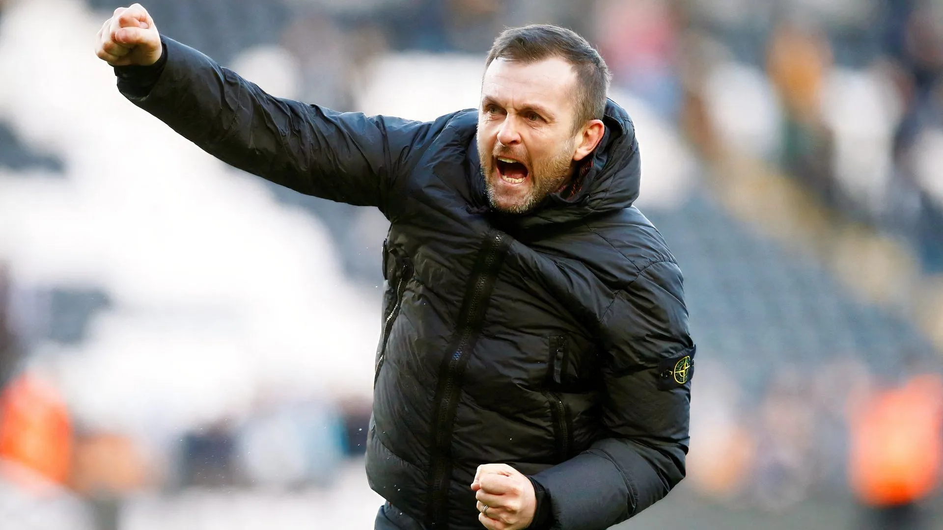 Nathan Jones trao đổi chiến thuật với cầu thủ Charlton bên đường biên sân The Valley, minh họa cho tính kỷ luật và sự chuẩn bị của đội ở Championship 2025/26.