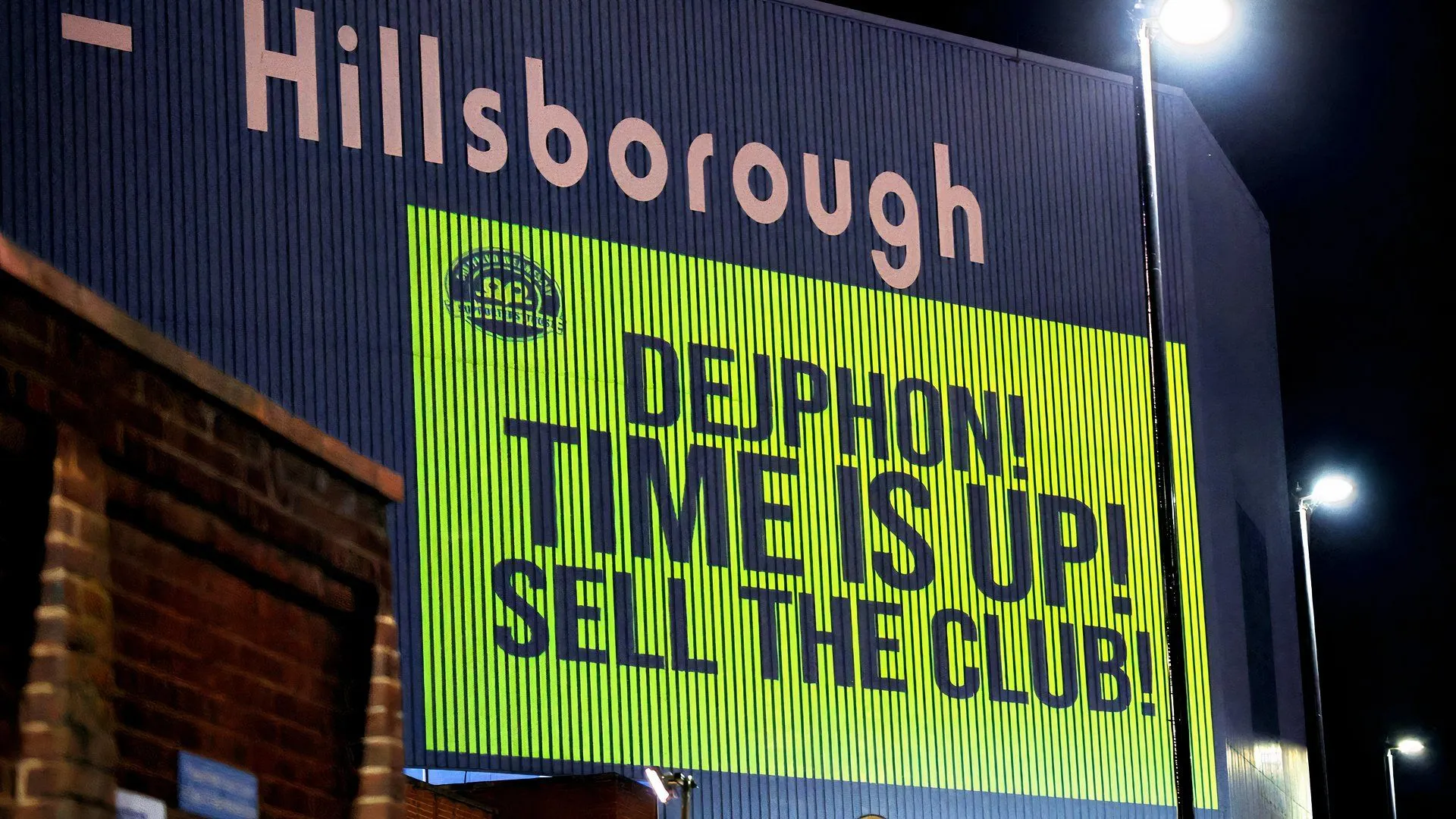 Người hâm mộ phản đối Dejphon Chansiri trong một cuộc biểu tình bên ngoài sân đấu