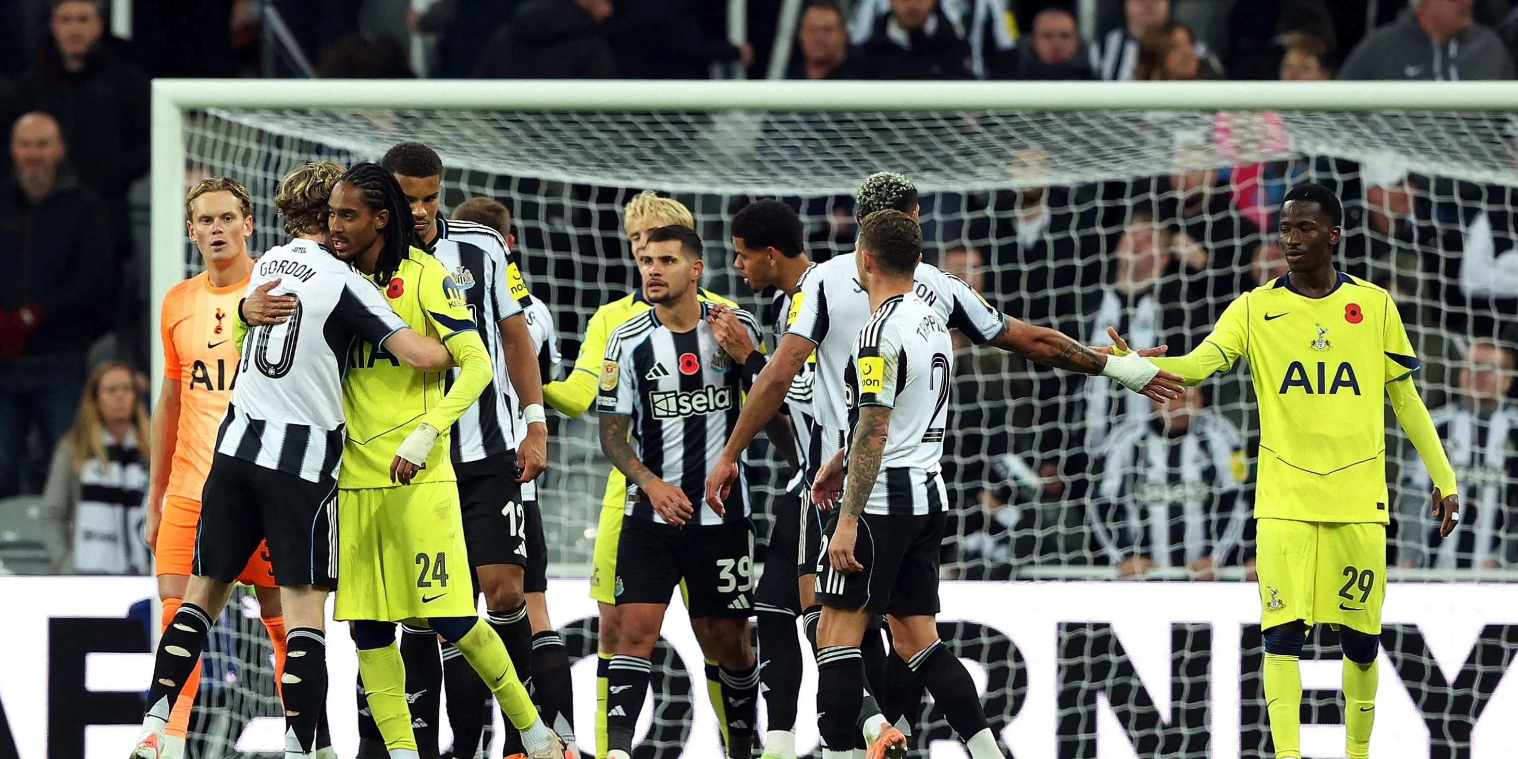 Pape Sarr tranh chấp bóng cho Tottenham, trận gặp Newcastle