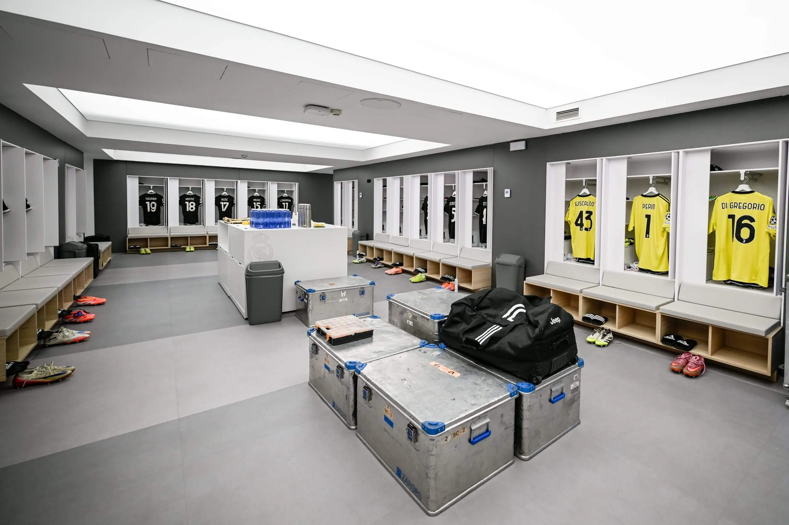 Phòng thay đồ đội khách Juventus khi làm khách trên sân Bernabeu, thể hiện điều kiện đôi khi kém thuận tiện