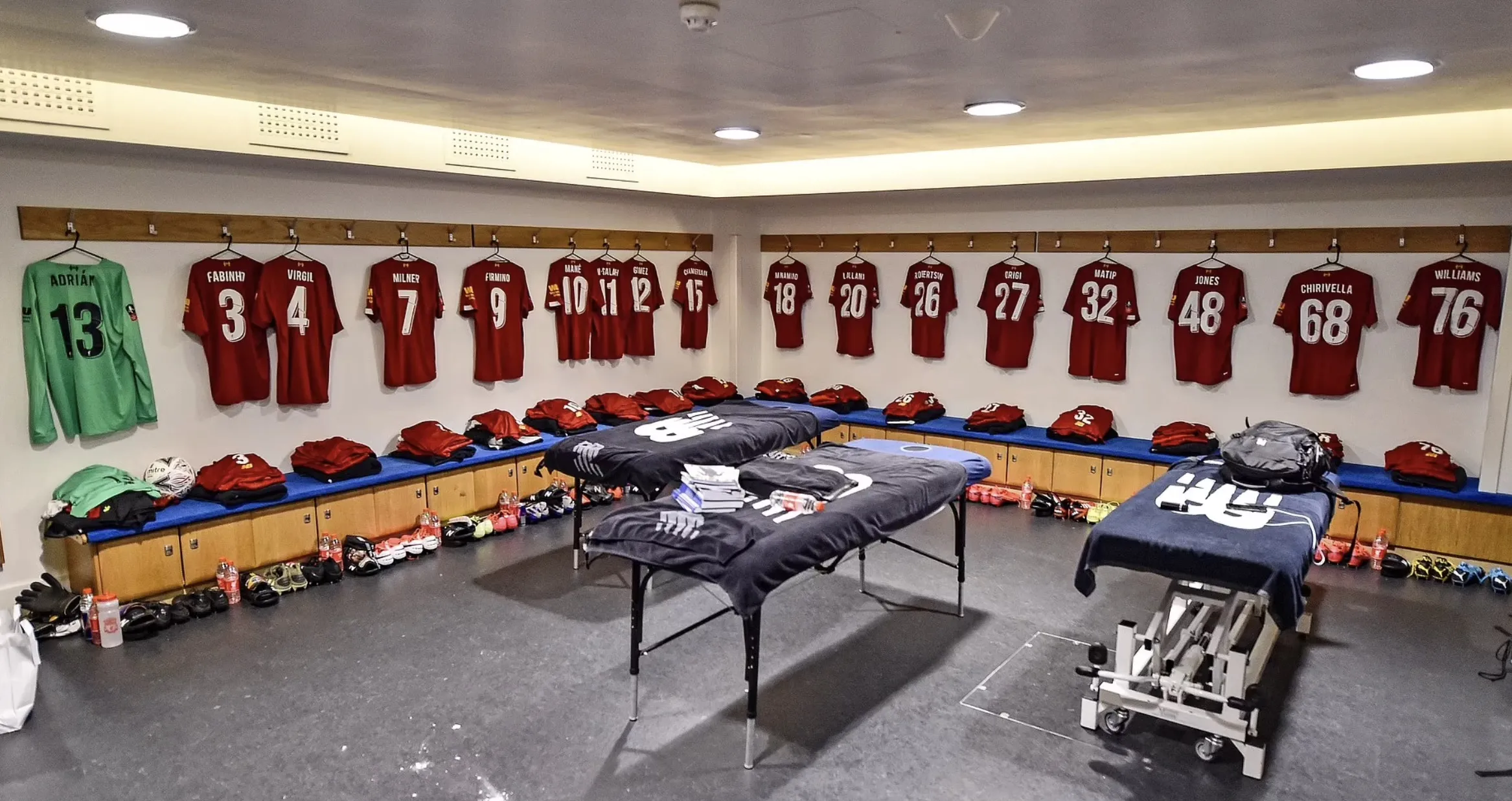 Phòng thay đồ đội khách tại nhiều sân khác nhau, ít tiện nghi và khác biệt rõ rệt