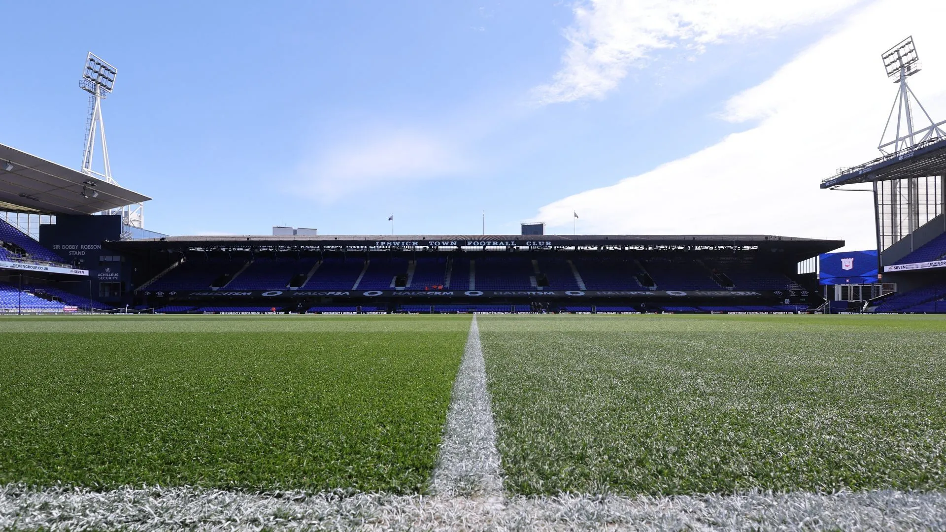 Portman Road, sân nhà Ipswich Town với không khí CĐV trước trận đấu quan trọng