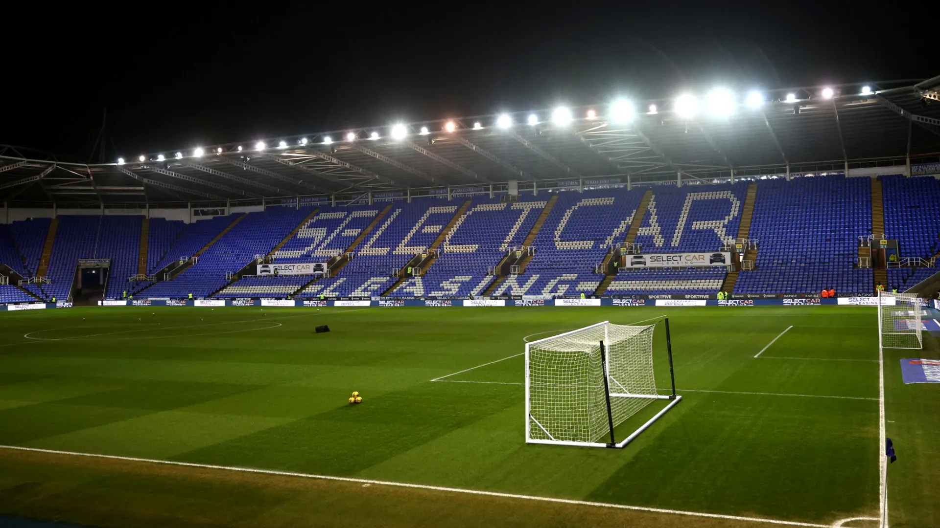 Select Car Leasing Stadium - sân nhà của Reading FC, khung cảnh trước một trận đấu tại League One