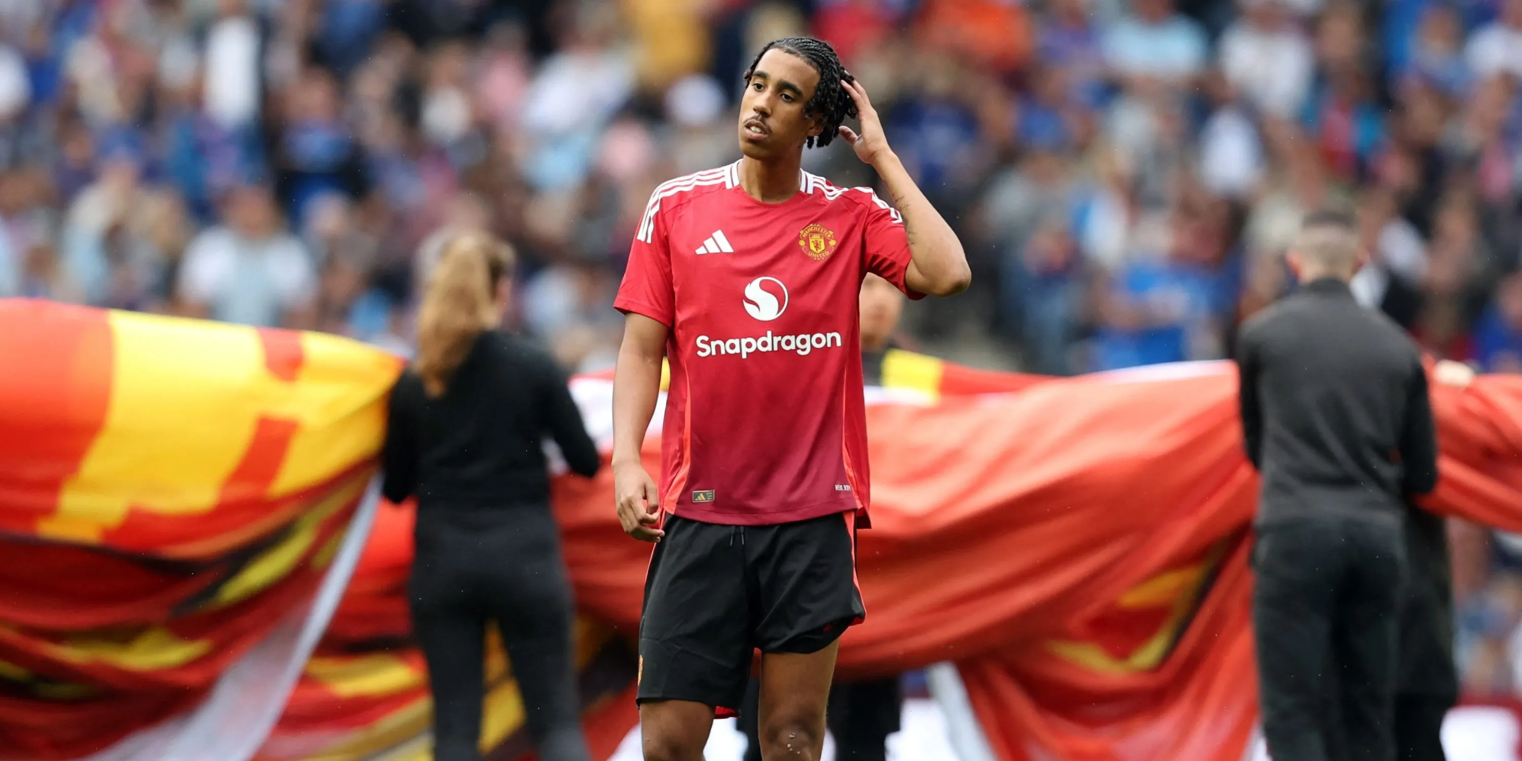 Yoro mạnh mẽ trong pha tranh chấp trên không, thống kê ấn tượng ở Old Trafford