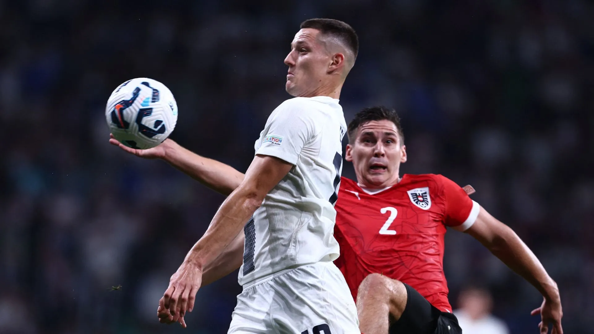 Zan Celar trong màu áo tuyển Slovenia, tranh chấp bóng trong một tình huống thi đấu